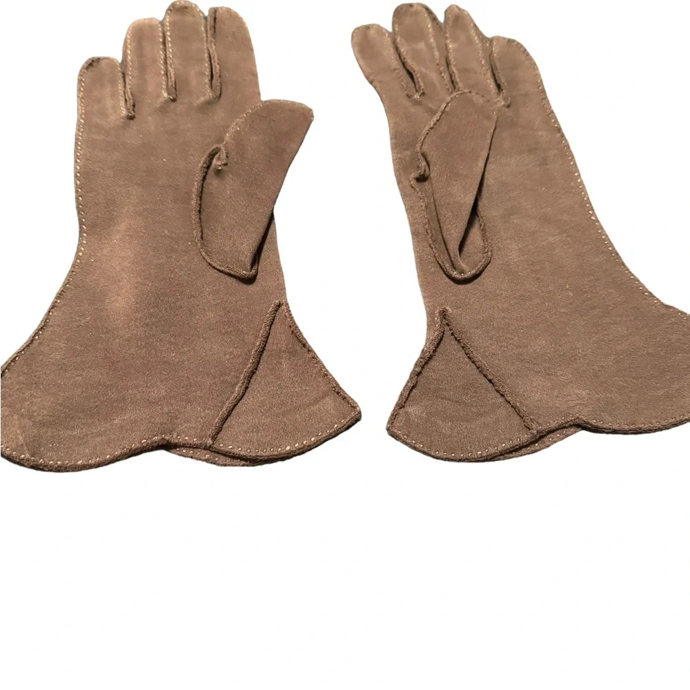 Vintage women’s lightweight gloves in brown. Size M. GUC